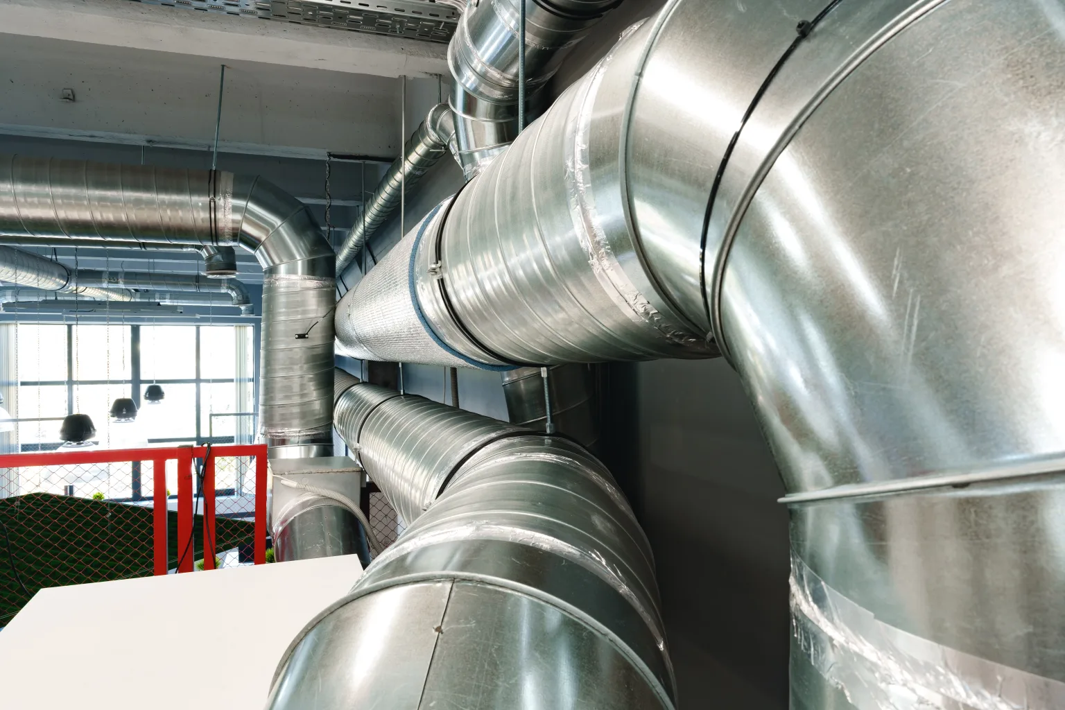 Großformatige Luftkanäle einer technischen Lüftungsanlage